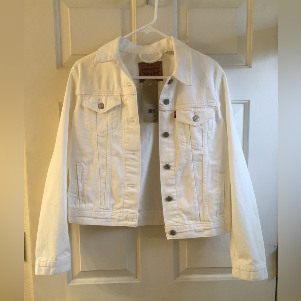 BRAND NEW WITH TAGS! Levi Original Trucker Style White Jacket. Women’s Size: M